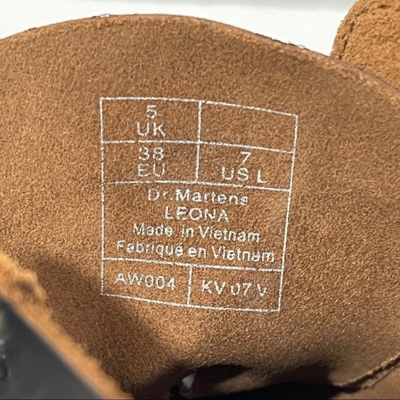 DR. MARTENS LEONA HEELED WOMEN'S BOOT BLACK SMOOTH SZ-7 .US/38 .EU (PRE-OWNED) - Picture 12 of 12